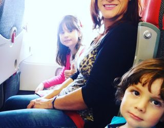 viajando de avião com crianças